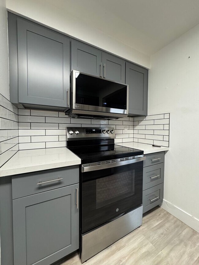 Building Photo - Spacious 4-Bedroom Home with Garage & Fenced Yard