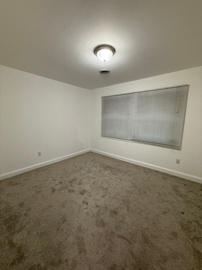 Building Photo - 25 Pembrook Ln