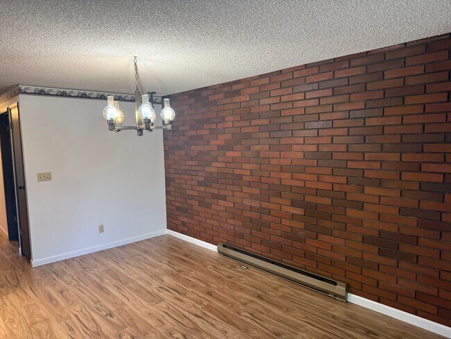 Building Photo - Swanky Retro Living in the Heart of North Everett!