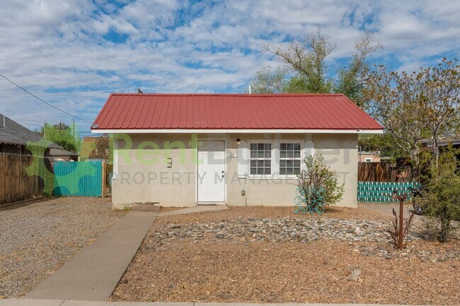Building Photo - PERFECT HOME FOR STUDENTS OR PROFESSORS IN THE UNM AREA!!