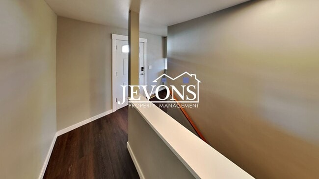 Building Photo - Near Randall Park - Charming home with two kitchens and washer/dryer included!