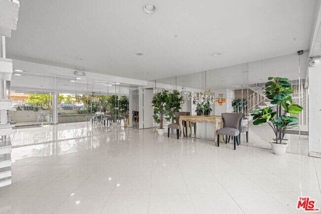 Building Photo - 423 Rexford Dr