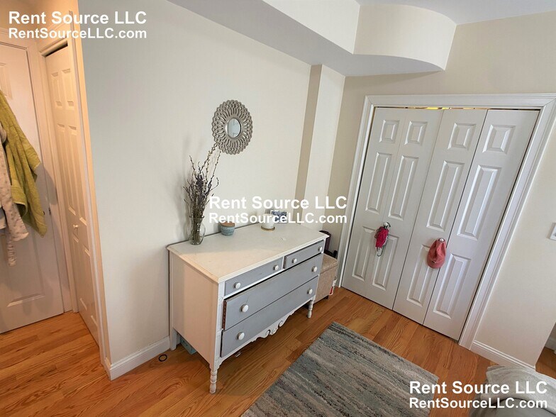 Building Photo - 537 Main St