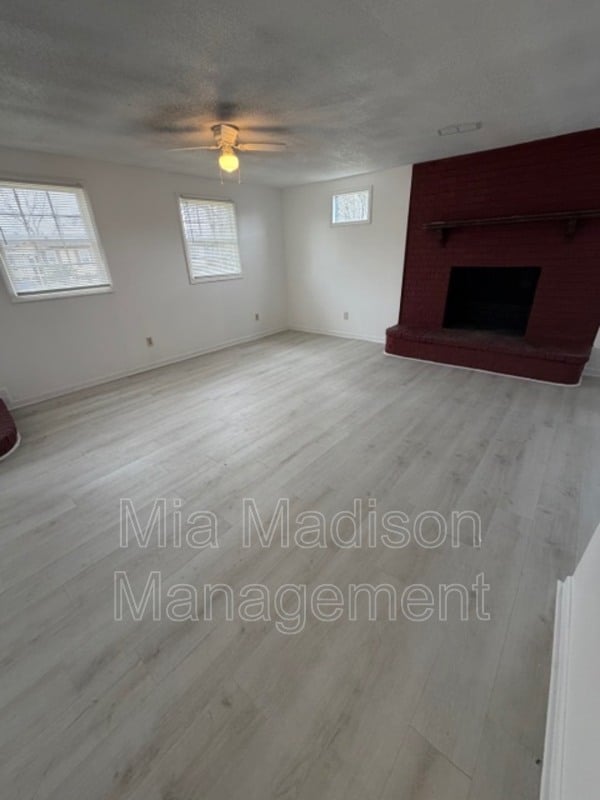 Building Photo - 1518 Heron St