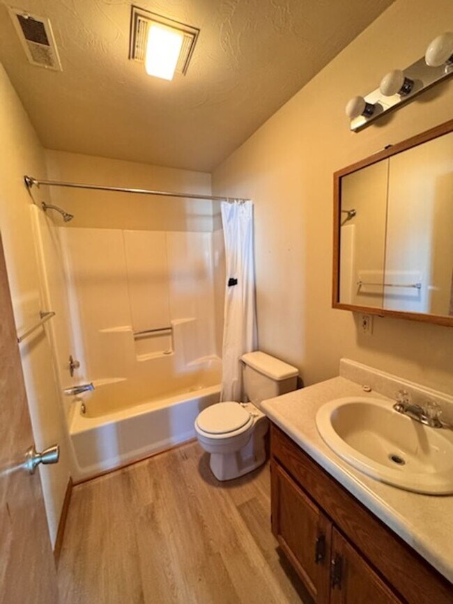 Building Photo - NEW LISTING 2 bed duplex in Albion, IN!