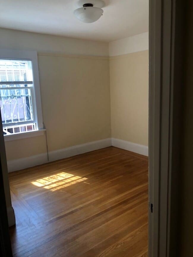 Building Photo - Rockridge house, Walk to Bart, Shops and R...