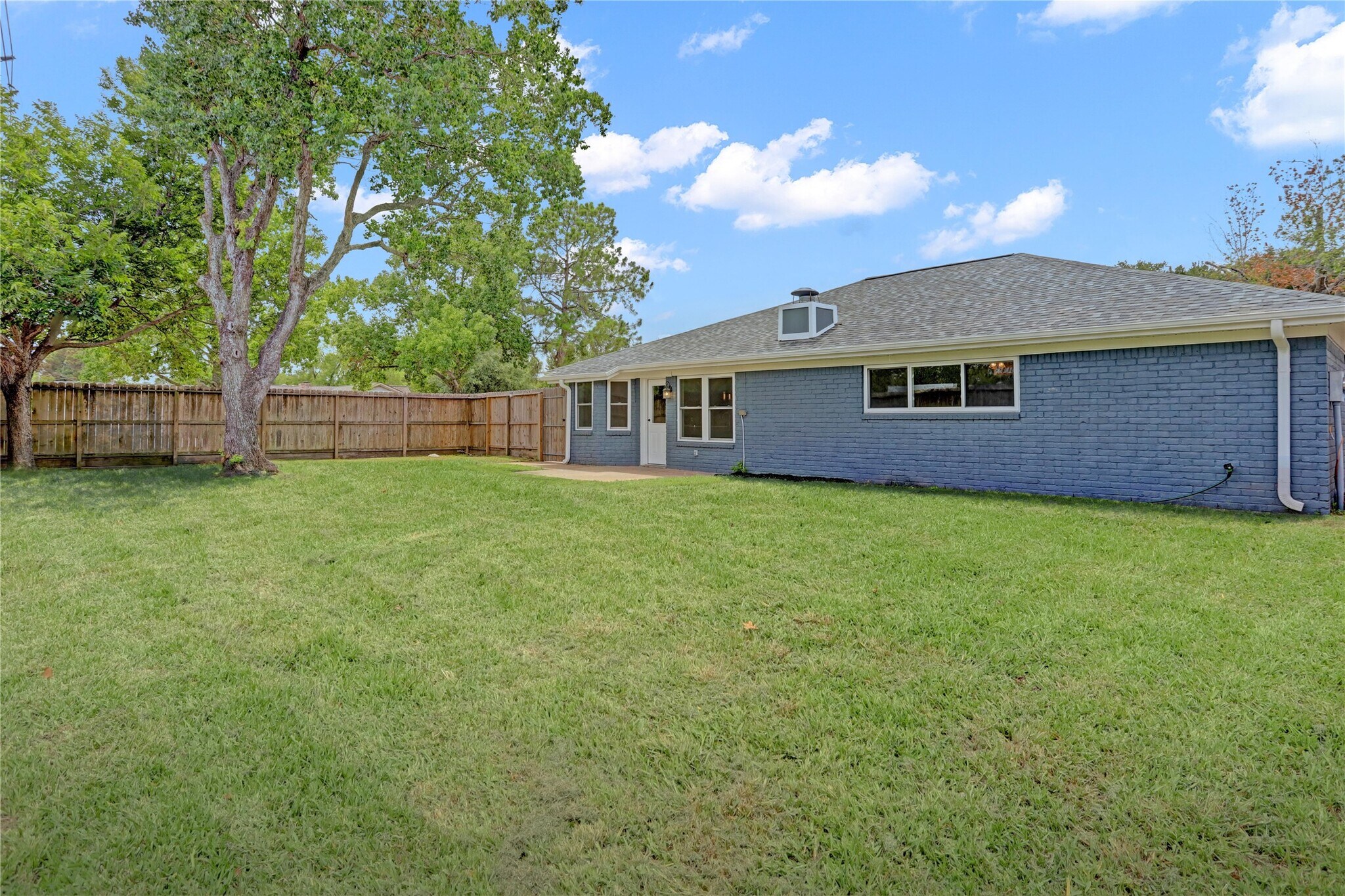Building Photo - 327 Gentilly Dr