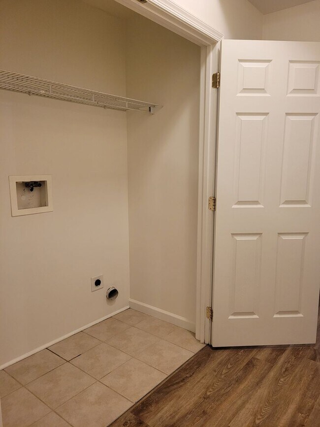 Building Photo - 670 Bassett Dr