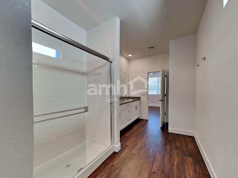 Building Photo - 6628 S 42nd Dr