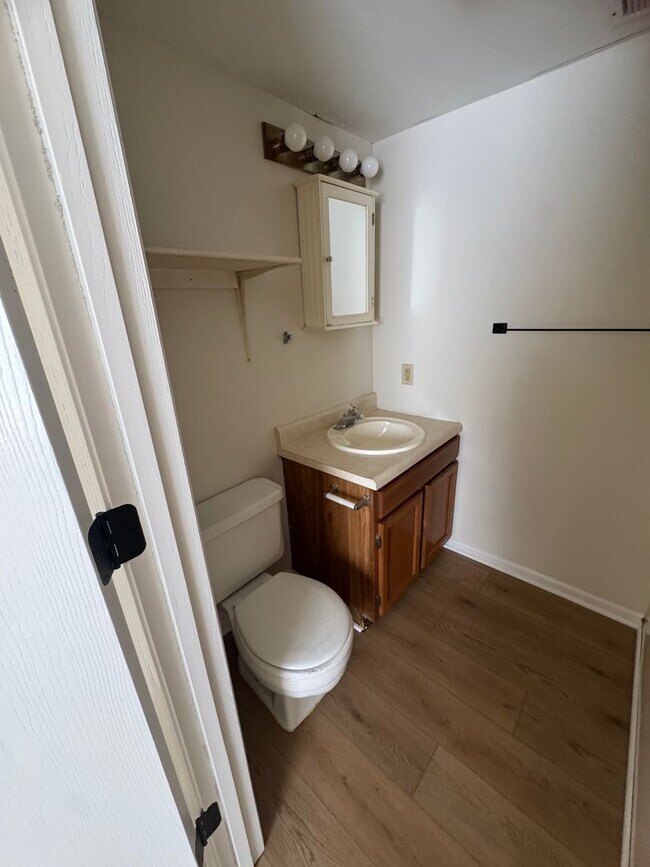 Building Photo - 680-682-682 Country Squire Ct