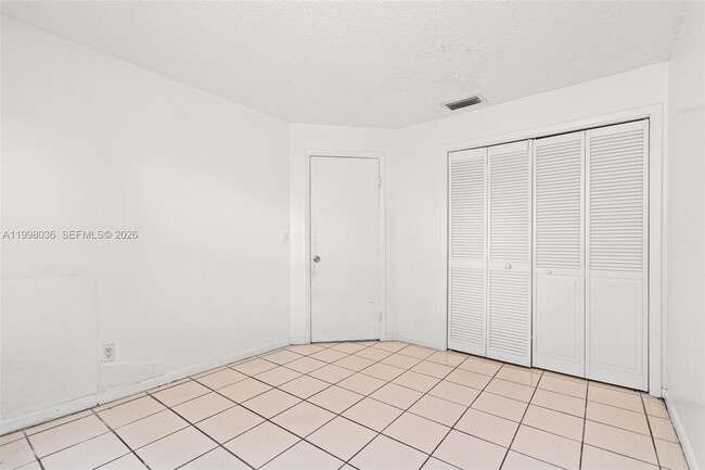 Building Photo - 6916 SW 37th St