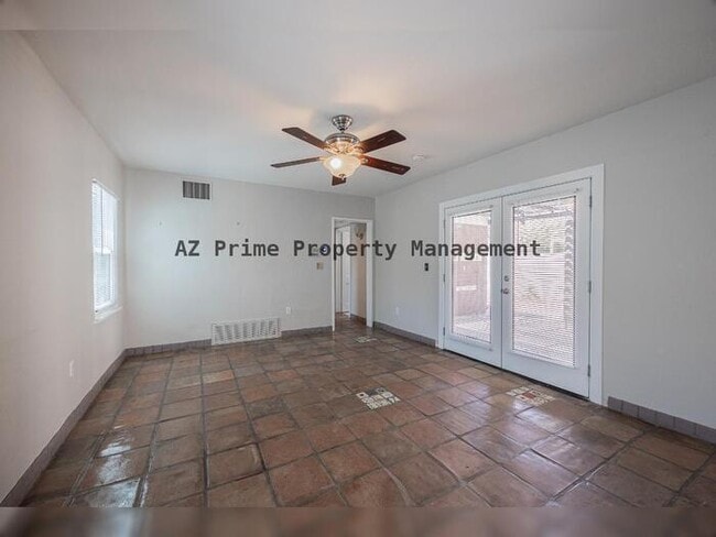 Building Photo - 1429 E Palm Ln