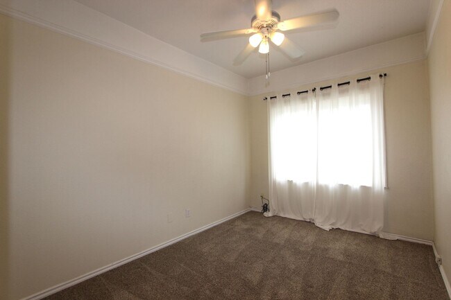 Building Photo - Gorgeous 2 bedroom 1 bathroom downstairs apartment available May 1, 2026