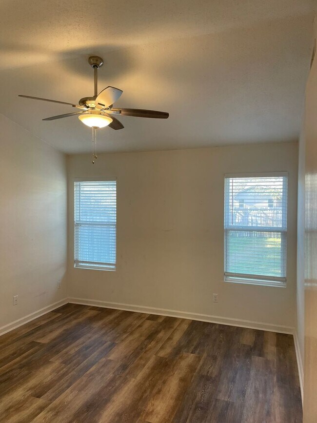 Building Photo - Fagelman Properties #11 (8801 Pineridge Dr)