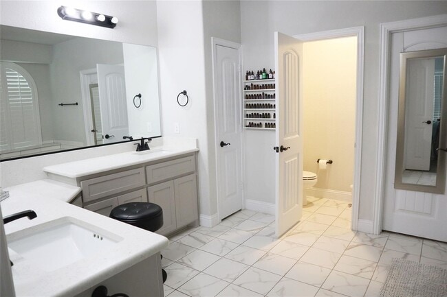 Building Photo - Room to S P R E A D out!