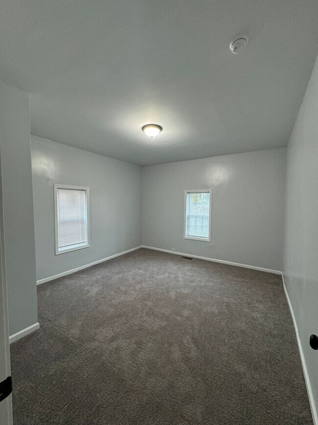 Building Photo - Remodeled 2 bedroom/ 2 bath home