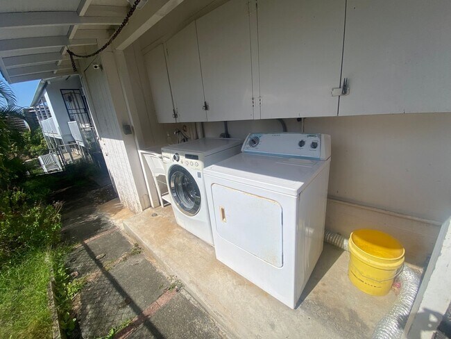 Building Photo - Frank