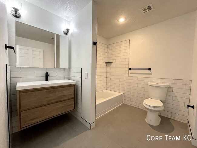 Building Photo - 320 W 7th St