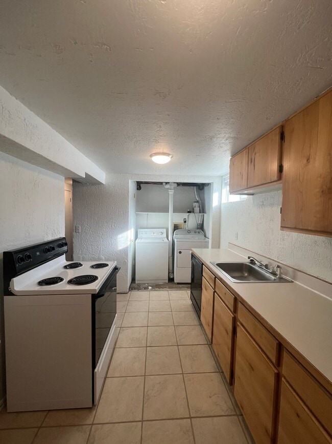 Building Photo - Recently Renovated Provo Home