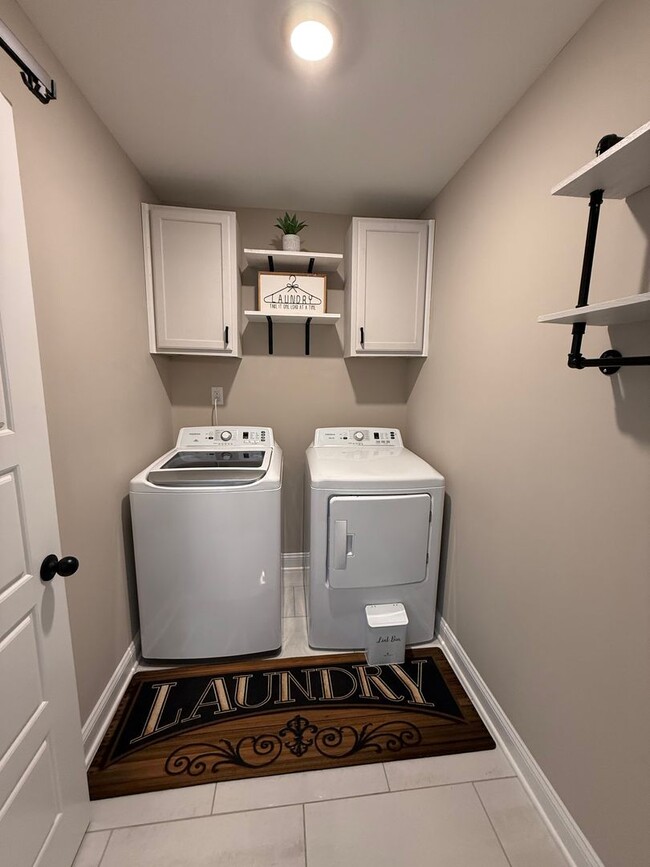 Building Photo - 3 Bedroom 2 Bathroom Home!