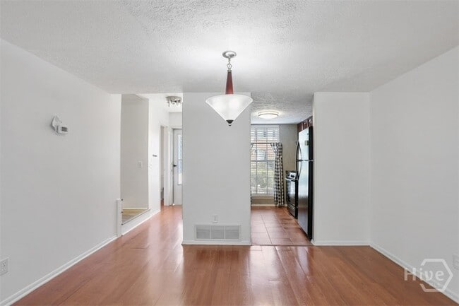 Building Photo - 18 Knollwood Cir