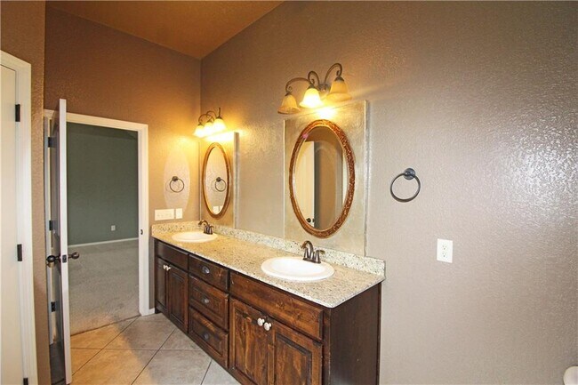 Building Photo - 3001 SW Woodruff St