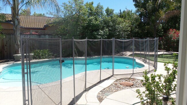 Building Photo - Vacation where your live!