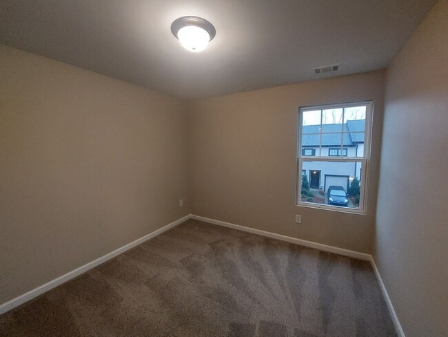 Building Photo - Newly Renovated Beautiful Townhome for Ren...