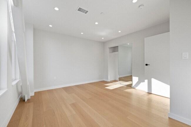 Building Photo - 693 Sutter St