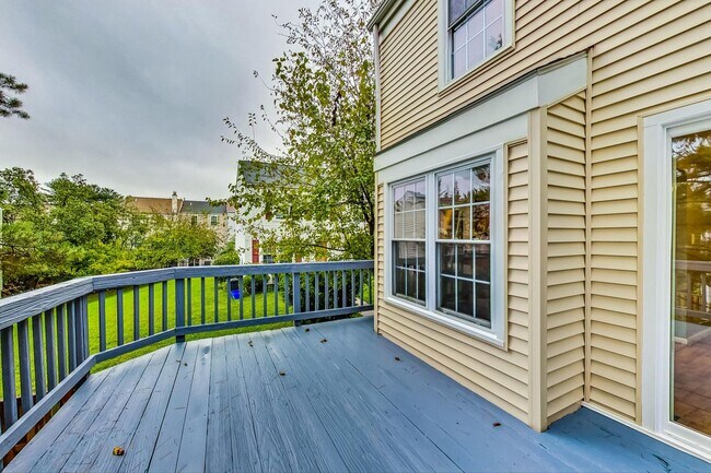 Building Photo - Beautifully maintained end unit Townhouse located in Stonebridge subdivision!