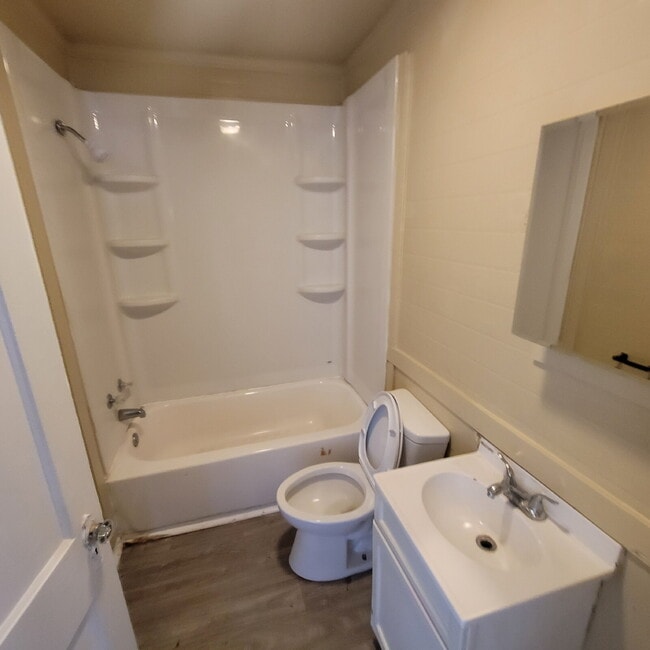 Building Photo - 4BR/2BA HOUSE near 38th/Keystone! Meadows area