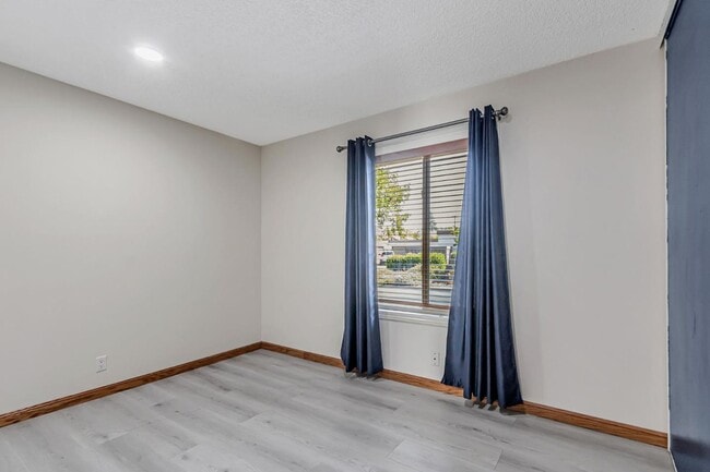 Building Photo - 8130 Park Villa Cir