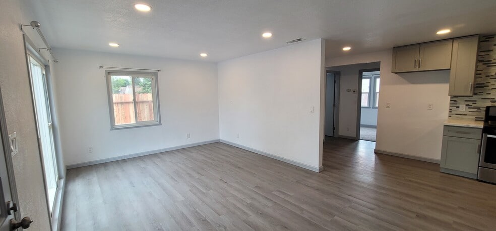 Building Photo - 4810 Mascot Ave