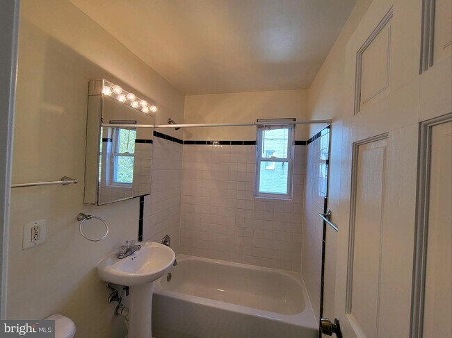 Building Photo - 713 Brandywine St SE