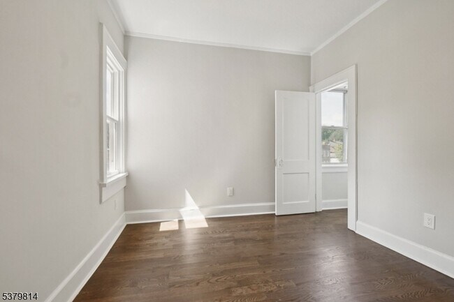 Building Photo - 166 Maplewood Ave