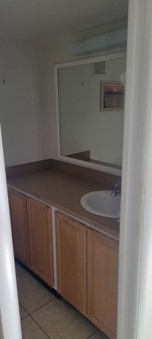 Building Photo - Furnished or Unfurnished 1 Bed Steps from Mad Beach