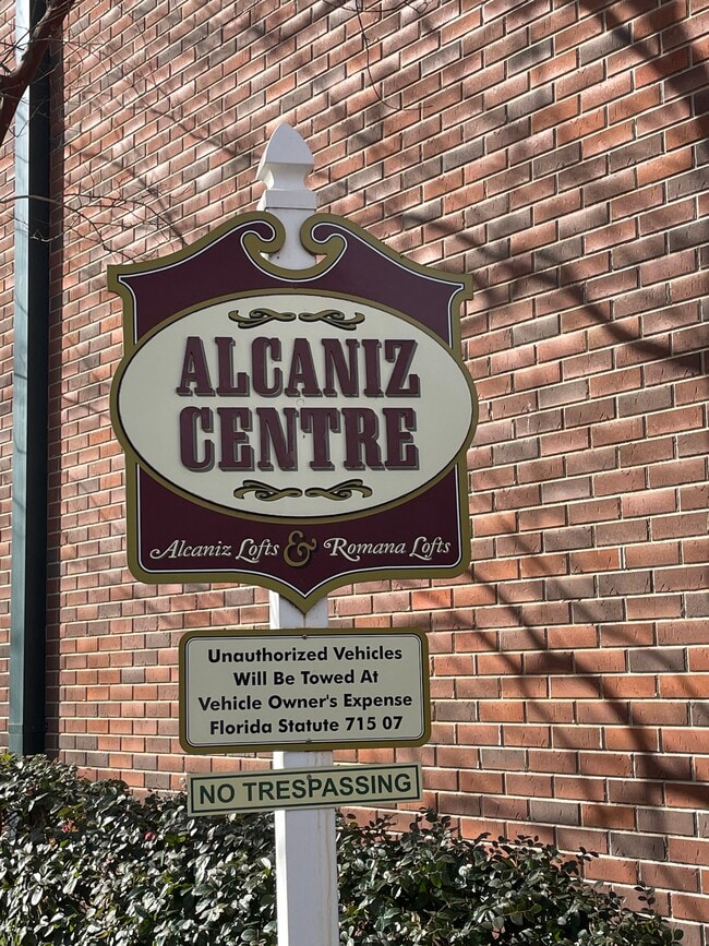 Building Photo - 415 E Romana St