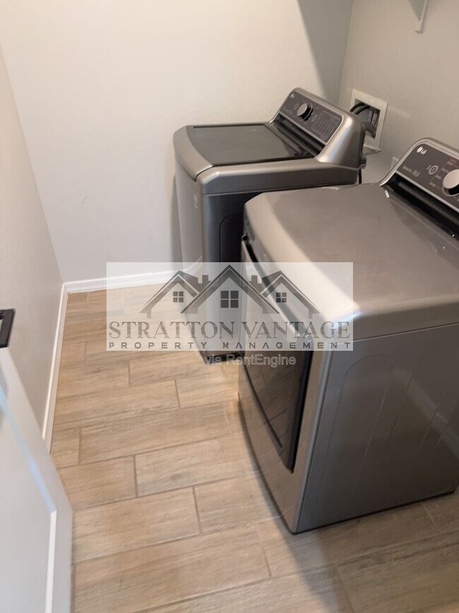 Building Photo - 36005 W San Clemente Ave