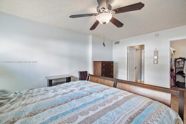 Building Photo - 609 NE 14th Ave