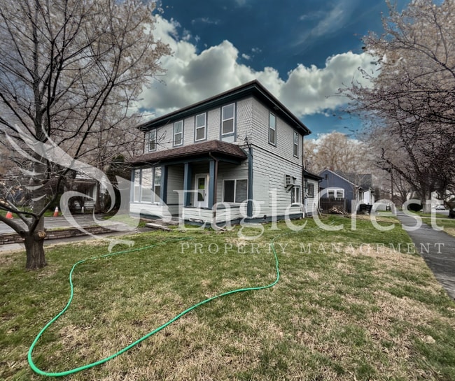 Building Photo - Comfortable 5 Bedroom Home with Modern Touches, Large Bedrooms & Front Porch