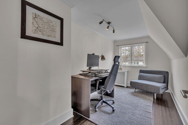 Building Photo - 42 Tanglewylde Ave