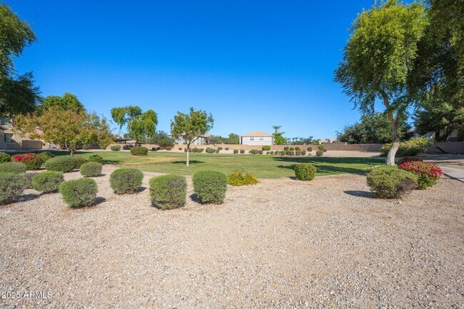 Building Photo - 935 E Agua Fria Ln