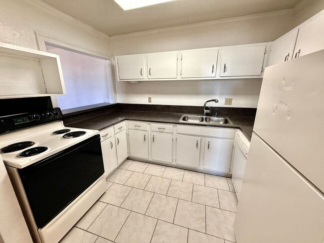 Building Photo - Three Bedroom Home with Spacious Bedrooms