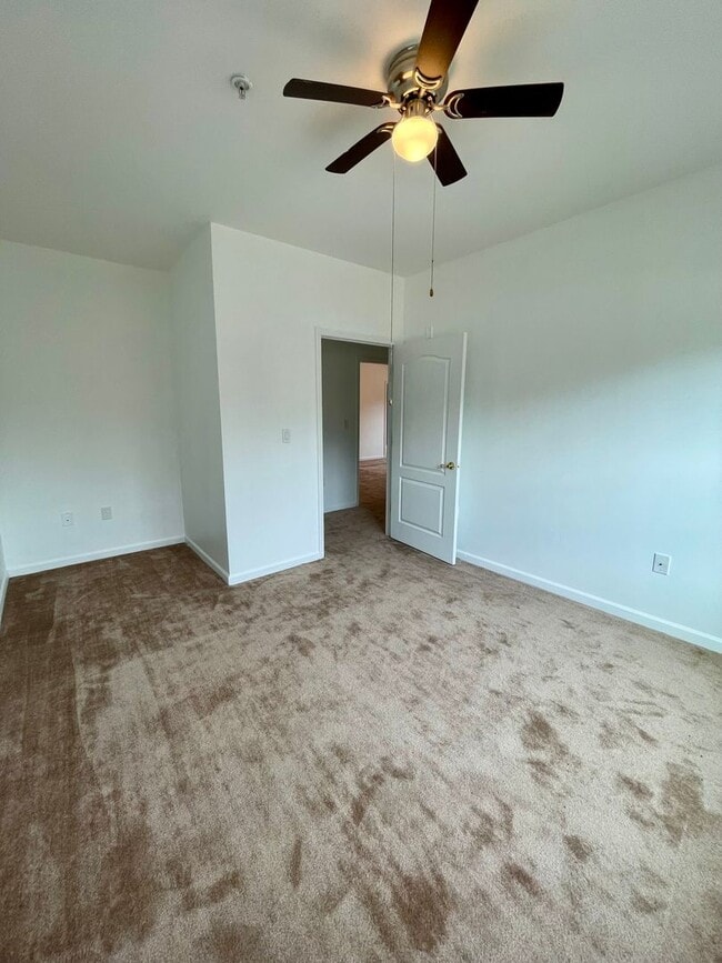 Building Photo - Newly Renovated 3 Bedroom Condo at a GREAT Price!