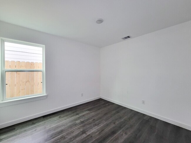 Building Photo - 8122 Sterlingshire St