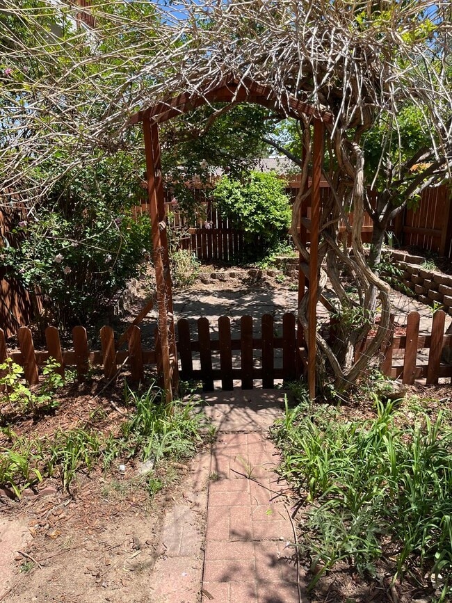 Building Photo - 4 Bedroom Gardener's Delight With Rooftop Patio, Privacy and Covered Parking