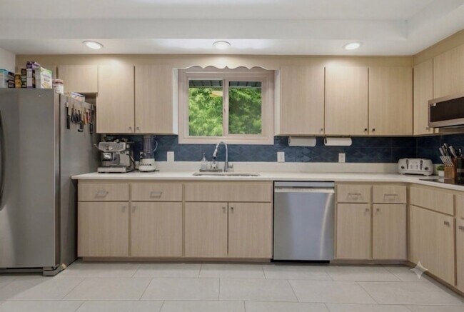 Building Photo - 6555 Brownlee Dr