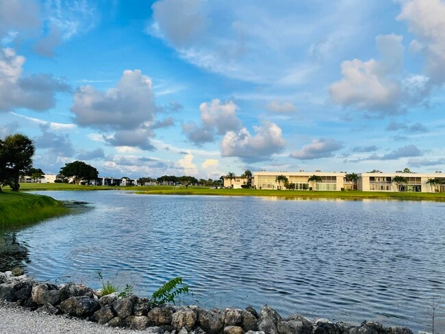 Building Photo - 816 Normandy Q