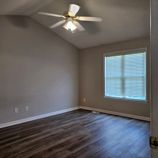 Building Photo - 3 Bedroom Ranch with fenced yard