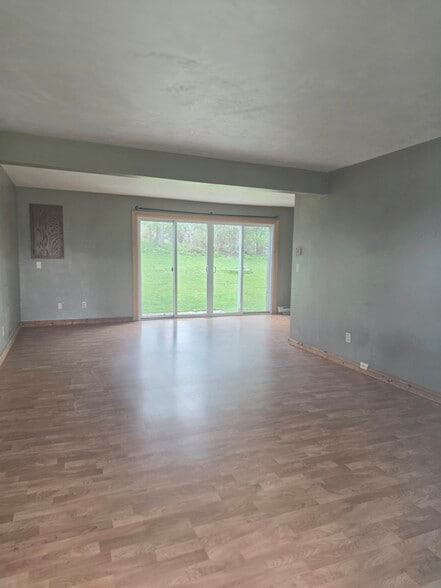 Building Photo - 202 Meadowpark Dr